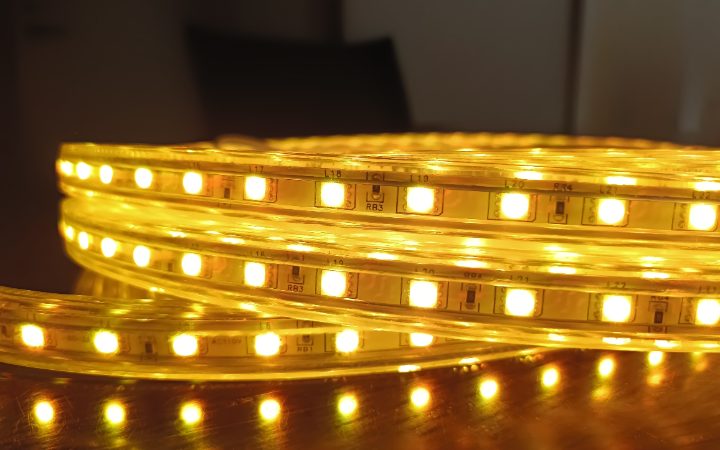 アンバーに発光するマルチカラーLEDテープライト