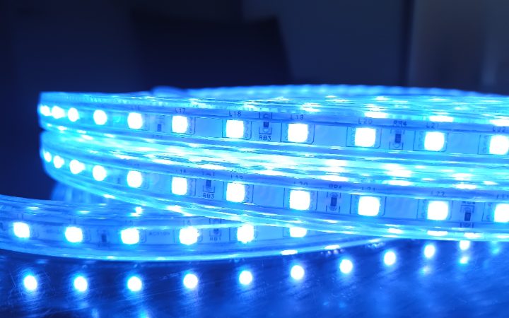 アジュールブルーに発光するマルチカラーLEDテープライト