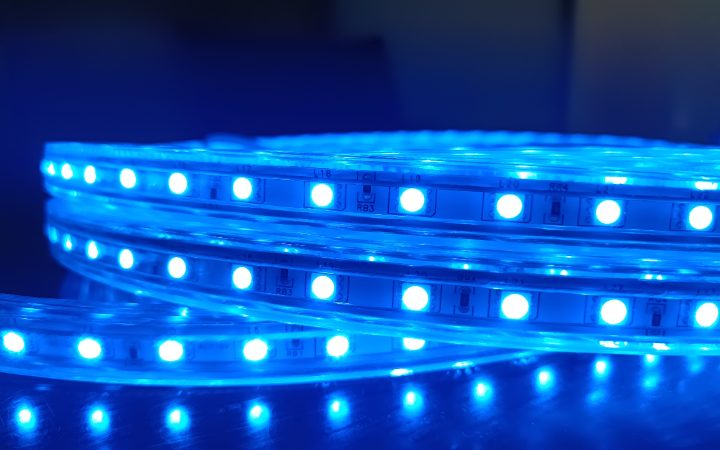 青色に発光するマルチカラーLEDテープライト
