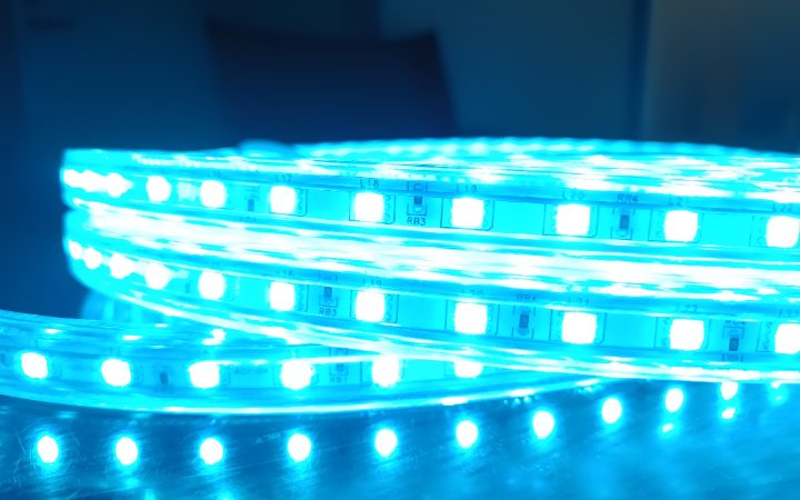 シアンに発光するマルチカラーLEDテープライト