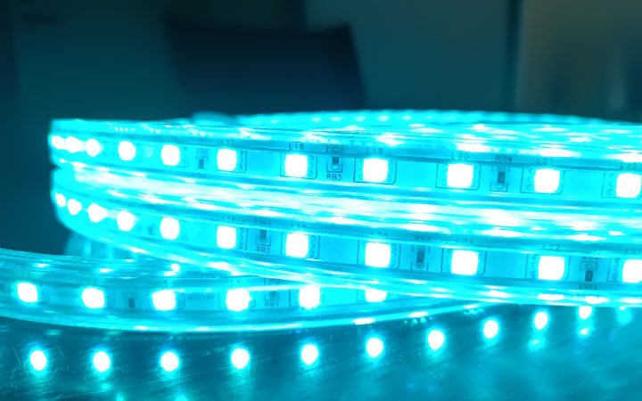 シアングリーンに発光するマルチカラーLEDテープライト