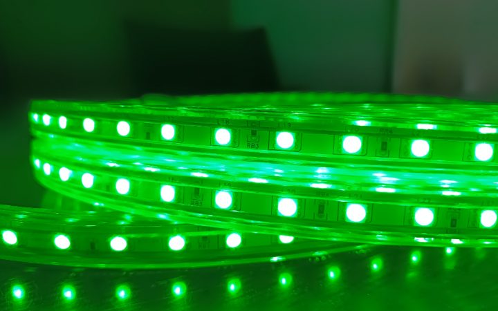 緑色に発光するマルチカラーLEDテープライト