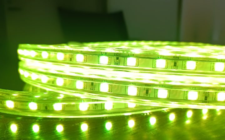 ライムグリーンに発光するマルチカラーLEDテープライト