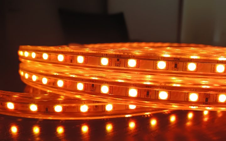 オレンジに発光するマルチカラーLEDテープライト