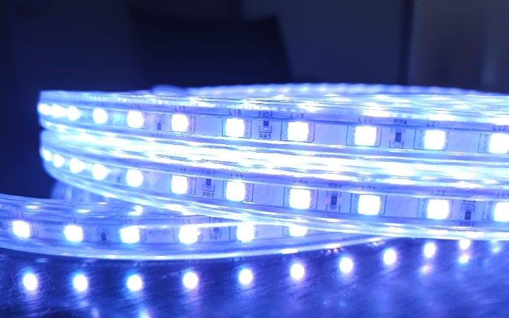 パープルブルーに発光するマルチカラーLEDテープライト