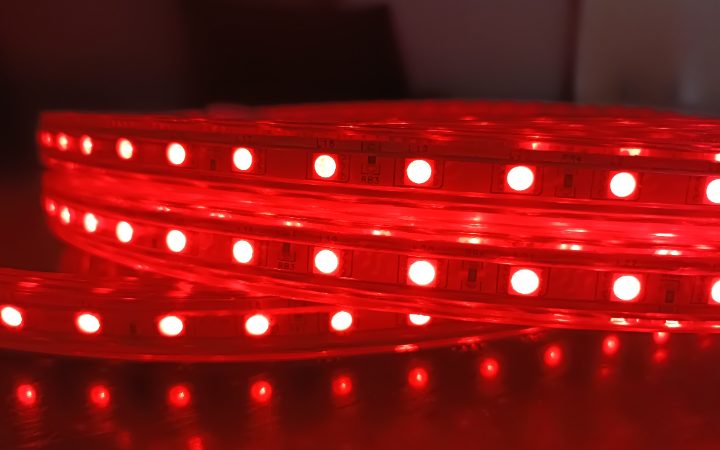 赤色に発光するマルチカラーLEDテープライト