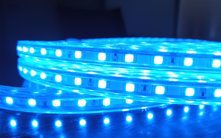 スカイブルーに発光するマルチカラーLEDテープライト