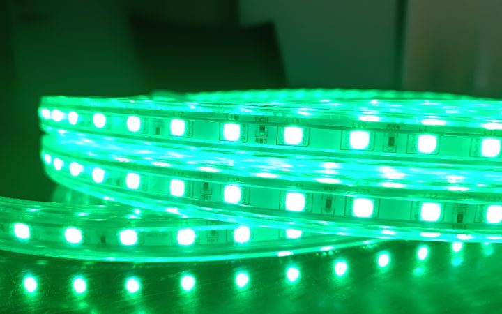 スプリンググリーンに発光するマルチカラーLEDテープライト