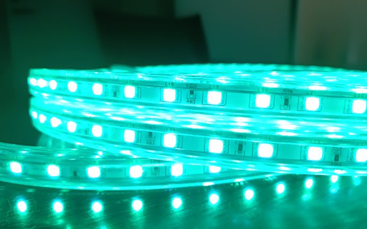 ティールに発光するマルチカラーLEDテープライト