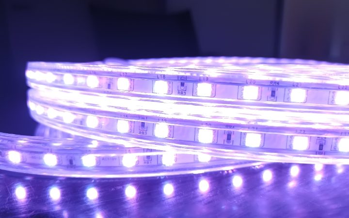 バイオレットに発光するマルチカラーLEDテープライト