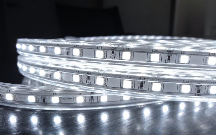 白色に発光するマルチカラーLEDテープライト