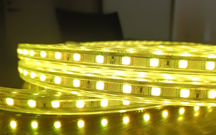 黄色に発光するマルチカラーLEDテープライト