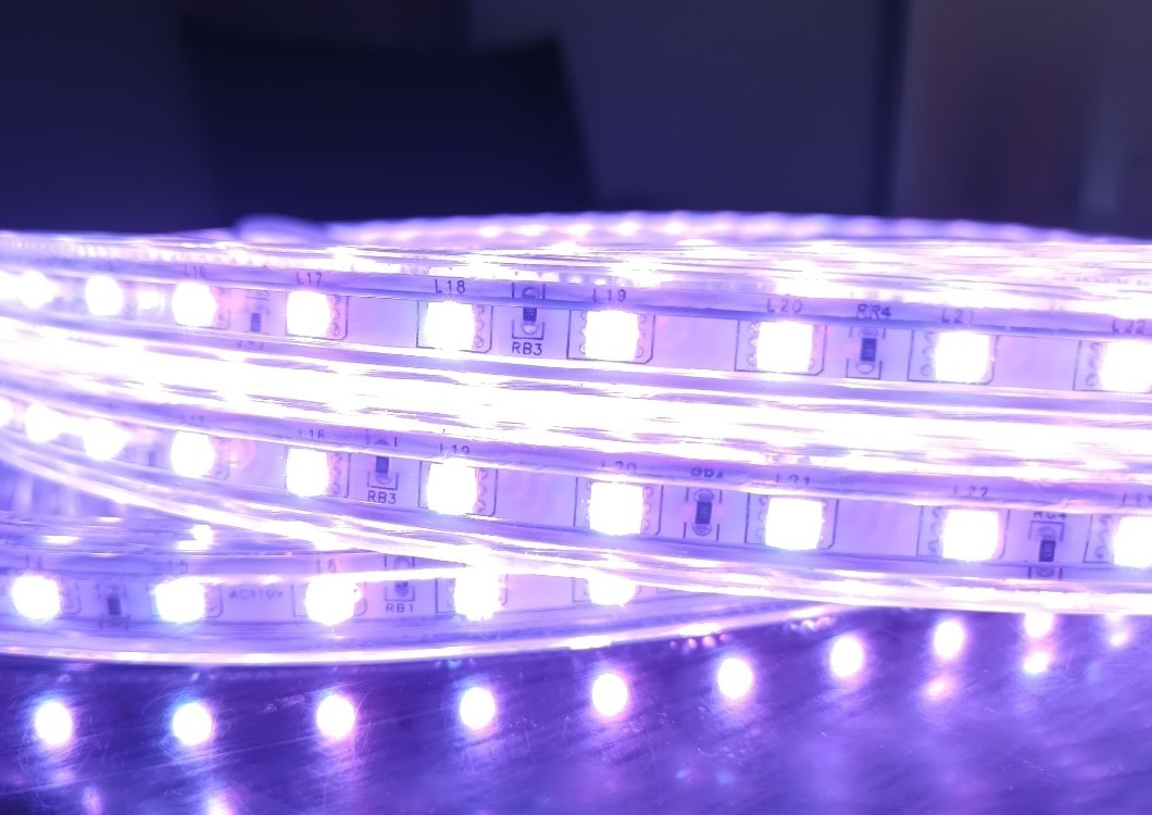 紫色に発光するマルチカラーLEDテープライト