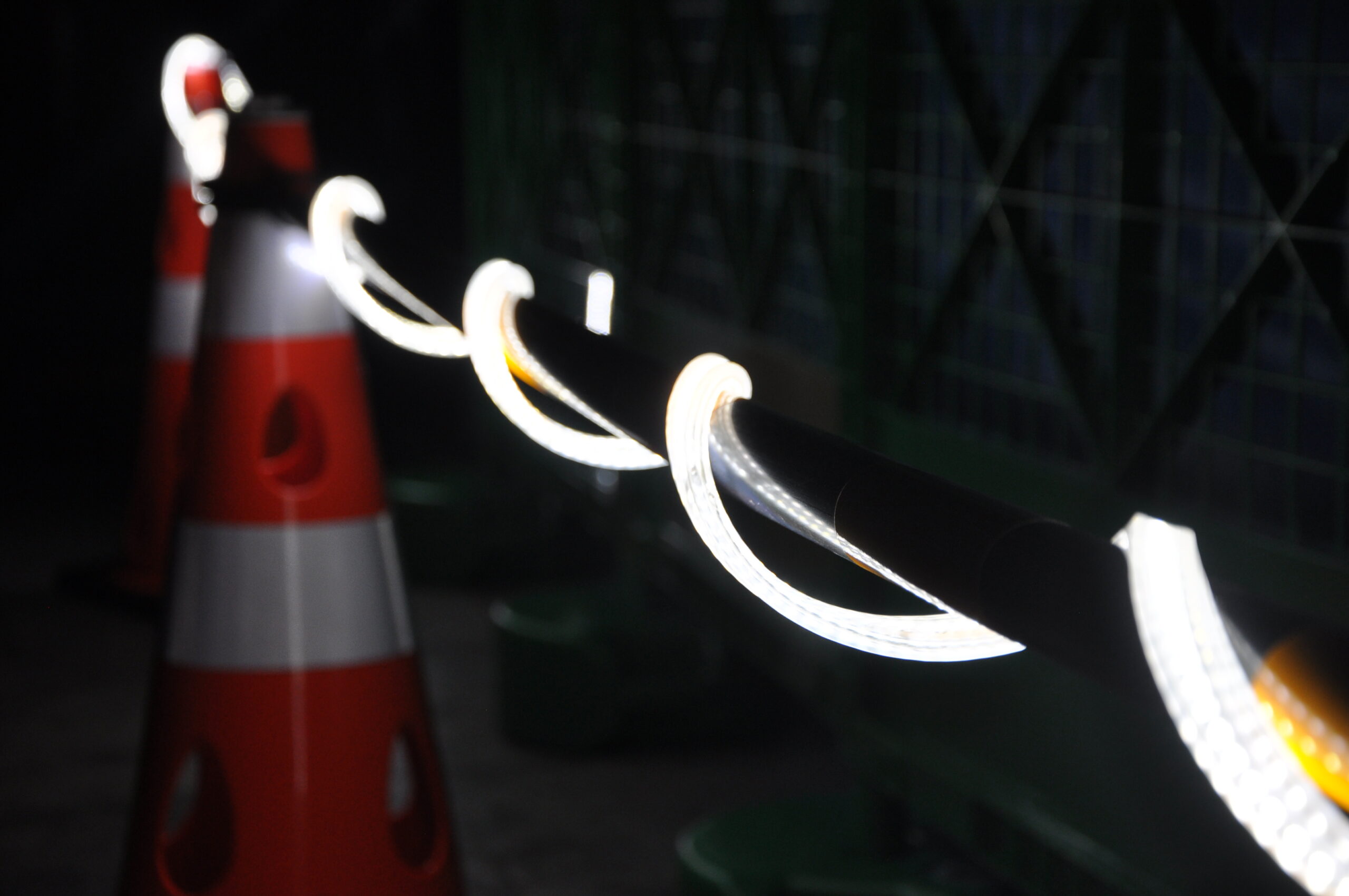 建設現場の足場に設置されたLightRevolution LEDテープライト